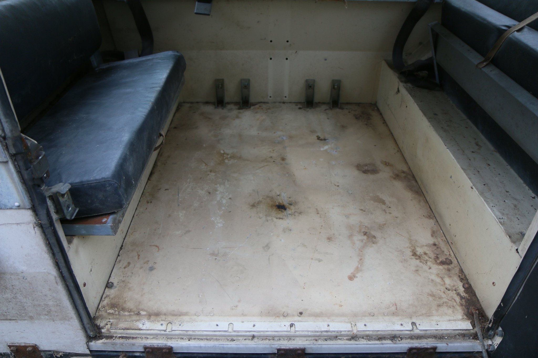 1971 Land Rover Series IIa in Limestone Photo 19