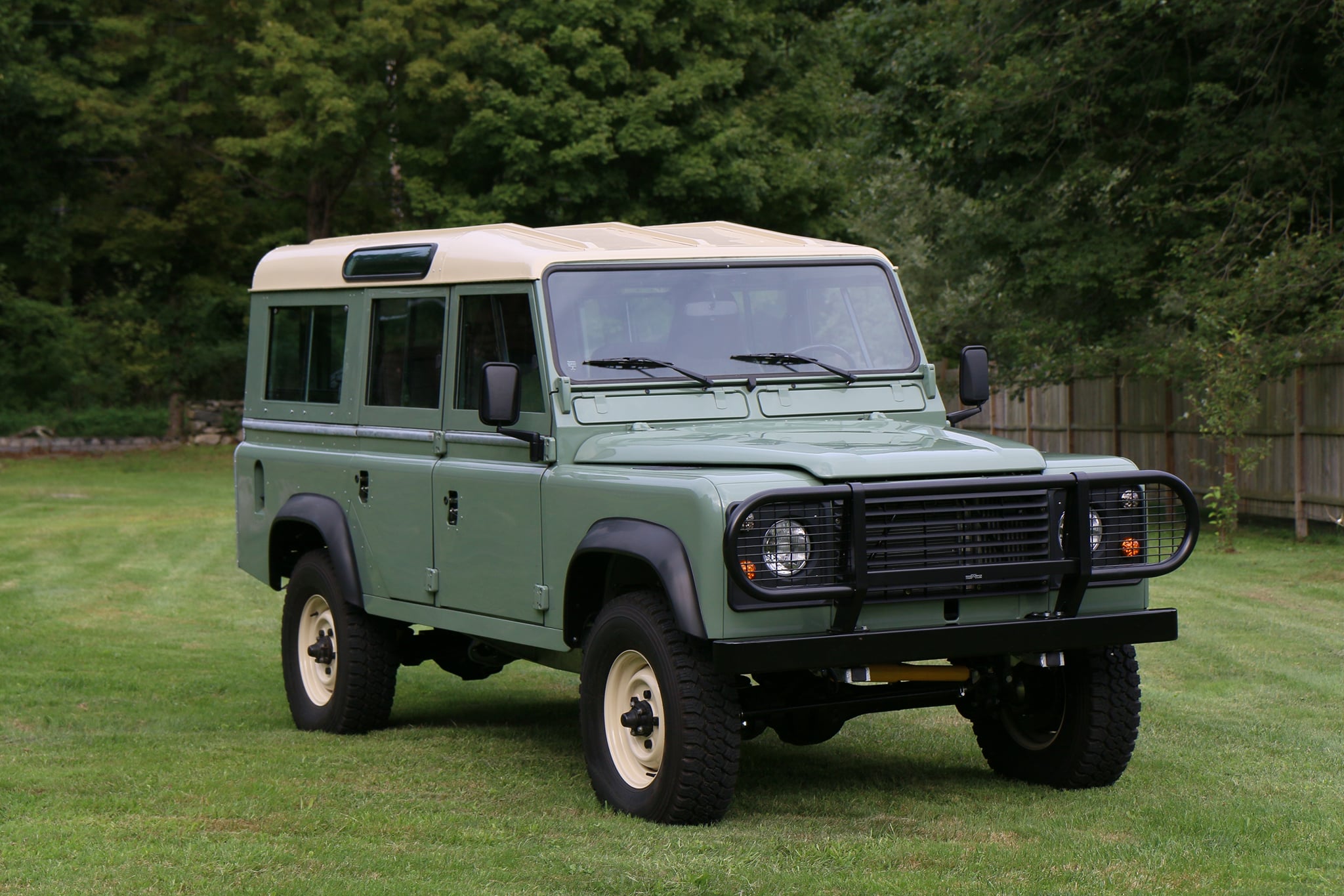 1983 Land Rover Defender 110 Pastel Green Photo 10