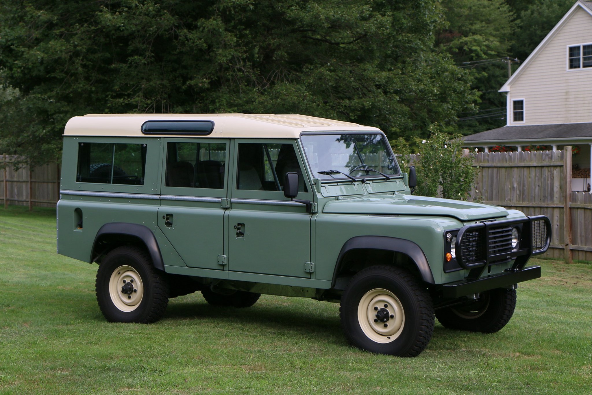 1983 Land Rover Defender 110 Pastel Green Photo 3