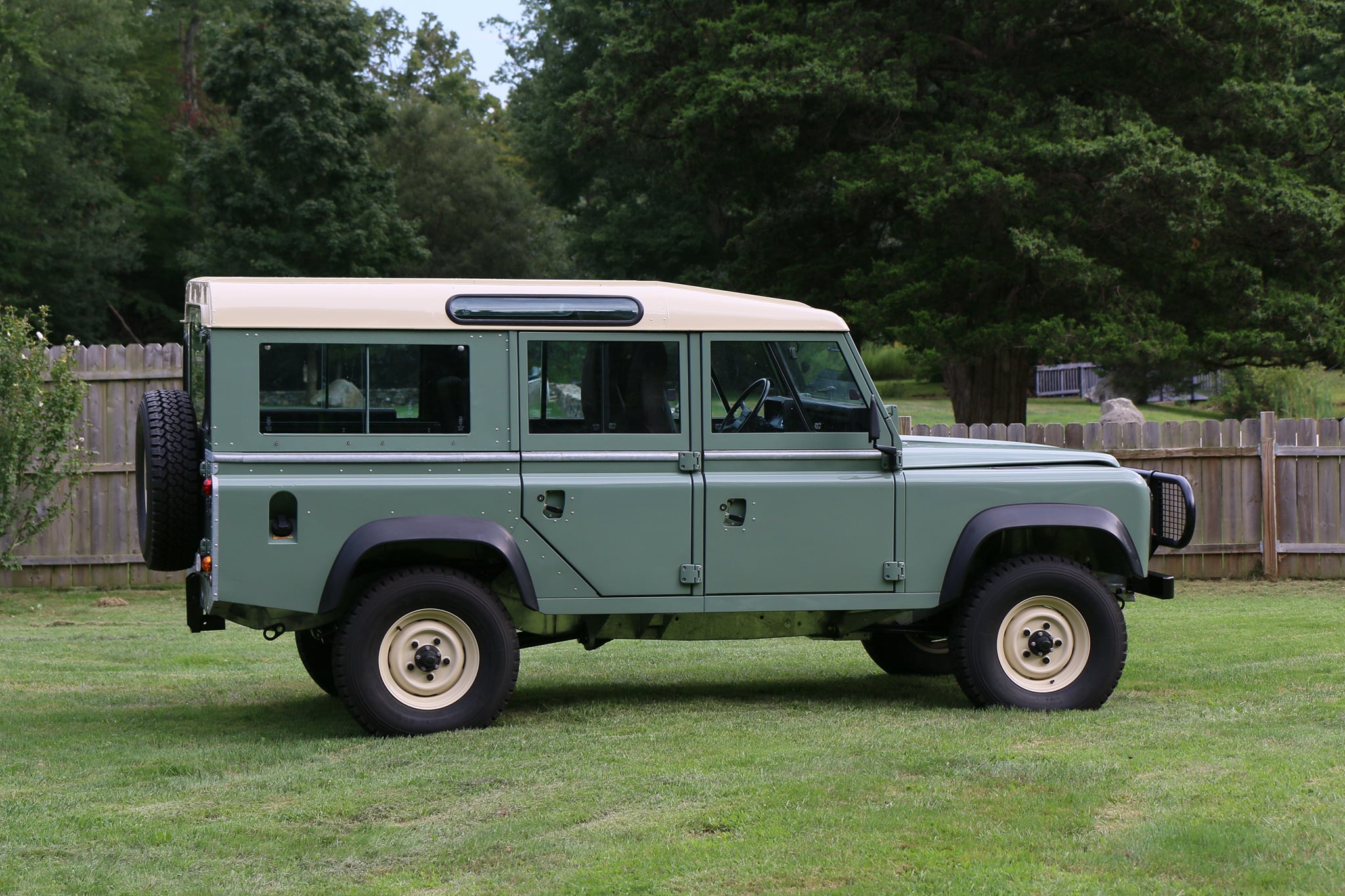 1983 Land Rover Defender 110 Pastel Green Photo 6