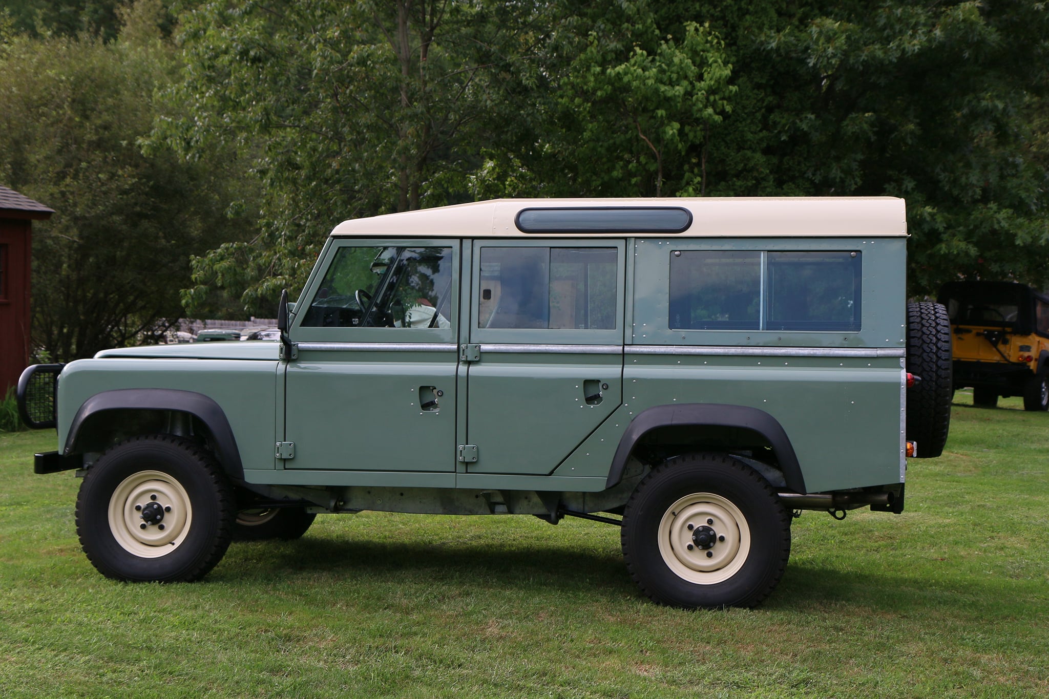 1983 Land Rover Defender 110 Pastel Green Photo 9