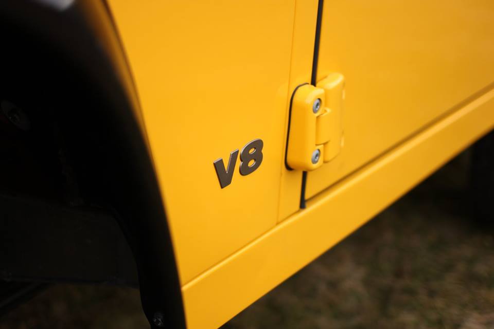 Genuine Land Rover V8 logos are applied.